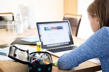 Girl learning online. Anglais soutien scolaire.